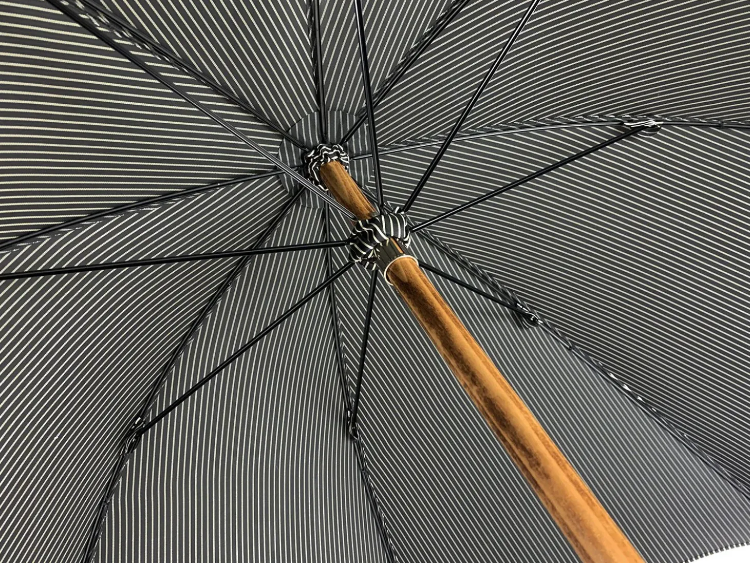 Black&White umbrella with Malacca Wood hand-curved