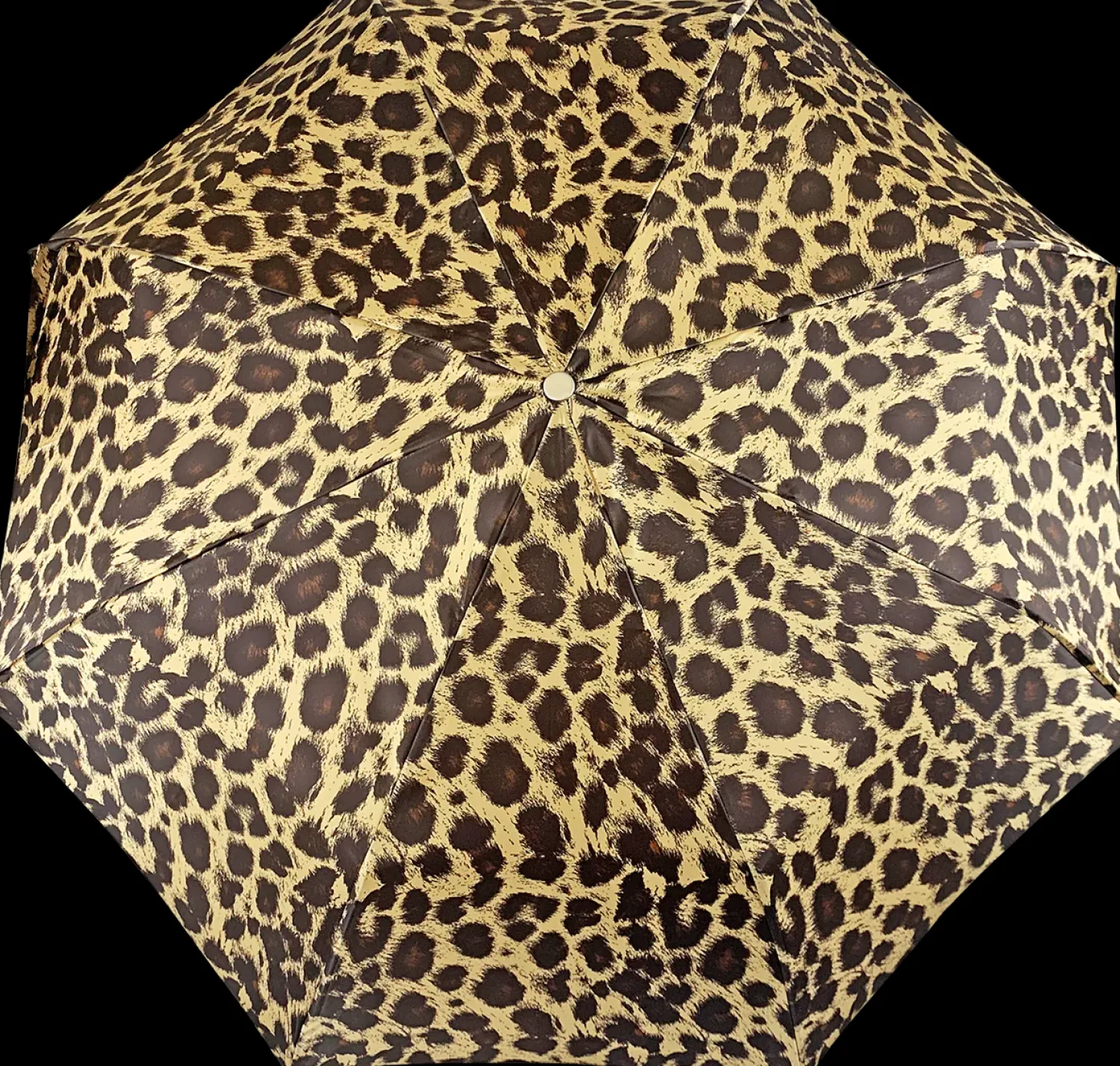 Elegant leopard design with filigree handle