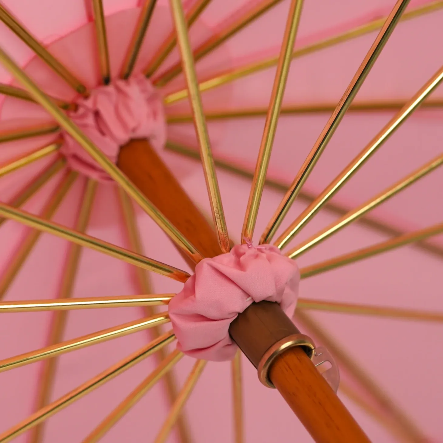 LIMITED COLLECTION - Pink Umbrella with Gold-Plated Handle and Quartz